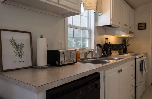 Hendersonville House | Cozy 3BR Hideaway Near Main Street & Lake Lure