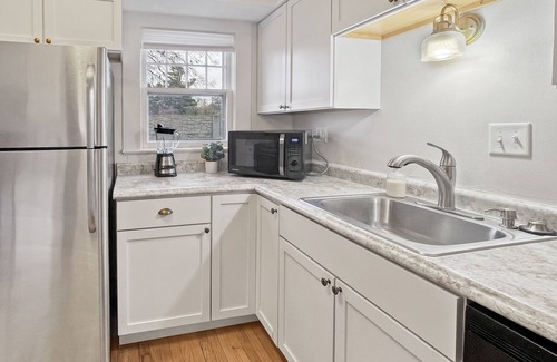 Des Moines Apartment | Cozy 3BR Home by Ingersoll Restaurant Scene