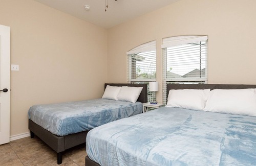 South Side House | Cozy 3BR Home, Just 15 Mins to Beach! Fast WiFi - 541 Mbps - Ideal Getaway!