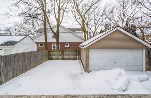 Pontiac House | Cozy 3BR Home | Perfect for Business + Family Stays