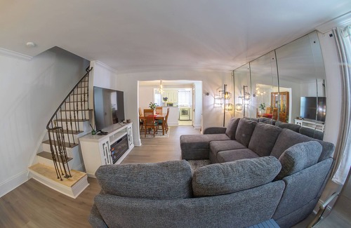 Sharon Hill House | Cozy 3BR Home Retreat – PHL Stay w/Parking, near Airport, WiFi & AC