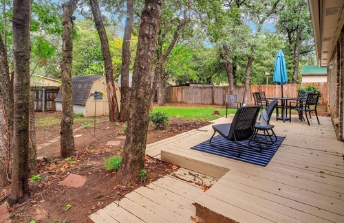 Southwest Arlington House | Cozy 3BR Kid & Dog Friendly Home In Central Location! by RedAwning