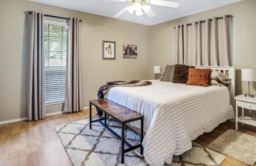 Southwest Arlington House | Cozy 3BR Kid & Dog Friendly Home In Central Location! home