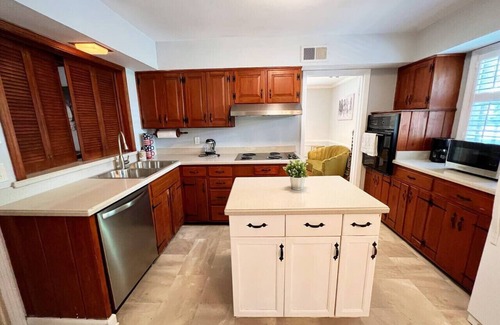 East Memphis House | Cozy 3BR Memphis Stay, Pet Friendly BBQ & Games