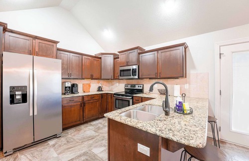 Cave Springs House | Cozy 3BR Near XNA Backyard & EV Charger