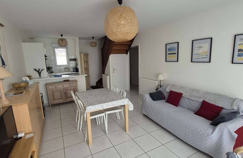 Stella-Plage House | Cozy 3BR Pavilion Near Beach, Shops, Garden, and Free WiFi