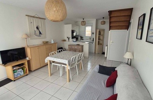 Stella-Plage House | Cozy 3BR Pavilion Near Beach, Shops, Garden, and Free WiFi