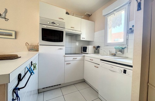 Stella-Plage House | Cozy 3BR Pavilion Near Beach, Shops, Garden, and Free WiFi