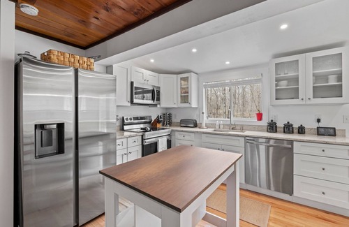 Bethlehem House | Cozy 3BR Retreat in Downtown Bethlehem - Hot Tub, Trails, Near Ski & Hike