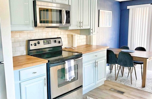 Decatur House | Cozy 3BR Retreat Pet-Friendly Fenced Yard Parking