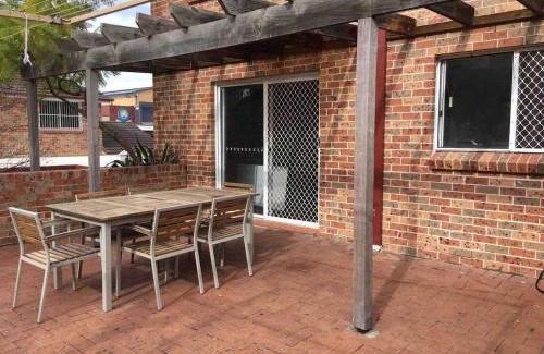 Liverpool House | Cozy 3BR Townhouse in Liverpool CBD with parking