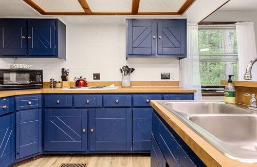 Frankfort House | Cozy 3BR w/Grill + Yard Games | Walk to Downtown + Lake MI