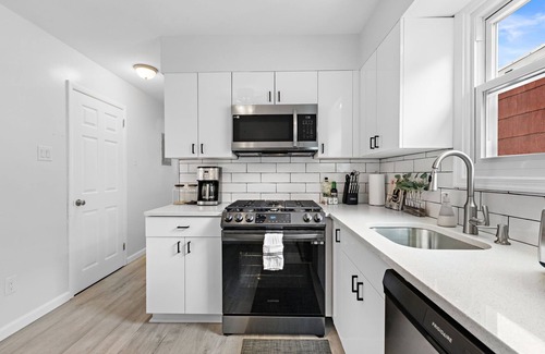 Constable Hook Apartment | Cozy 3BR with Parking, Near NYC & Newark Airport