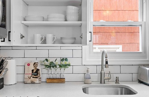 Constable Hook Apartment | Cozy 3BR with Parking, Near NYC & Newark Airport