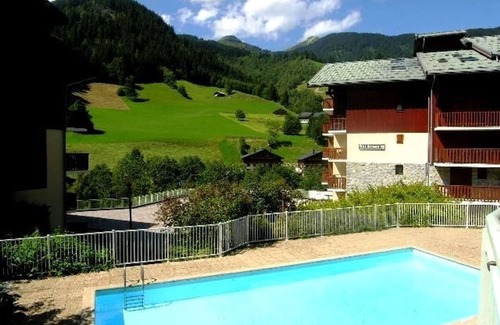 Areches Apartment | Cozy 4/5 Pers Apartment with Balcony, Pool Access & Close to Ski - 2 Stars