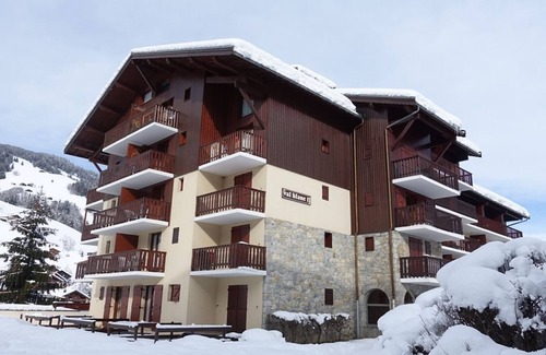 Areches Apartment | Cozy 4/5 Pers Apartment with Balcony, Pool Access & Close to Ski - 2 Stars