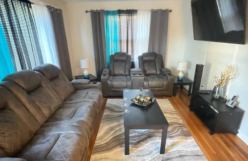 Highland Springs House | Cozy 4 bed 2 bath house located less than 4 minutes from the Richmond Airport.