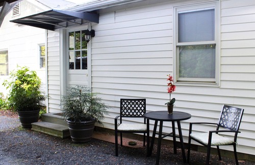 Lynn House | Cozy 4 bedroom, 2 bath cottage for families - wifi and private washer/dryer