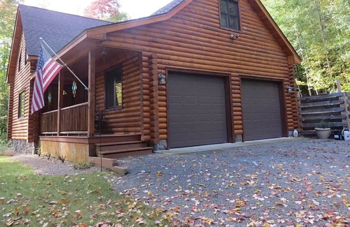 Jay Cabin | Cozy 4 Bedroom Adirondack Log Cabin