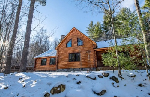 Jay Cabin | Cozy 4 Bedroom Adirondack Log Cabin