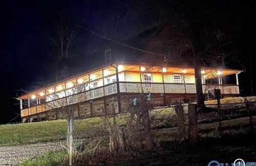 Flat Rock Cabin | Cozy 4-bedroom cabin with WiFi, AC in brilliant Flat Rock