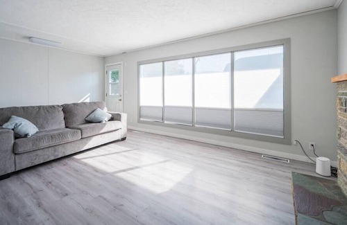 Winfield House | Cozy 4 bedroom House with free parking-Unit 1