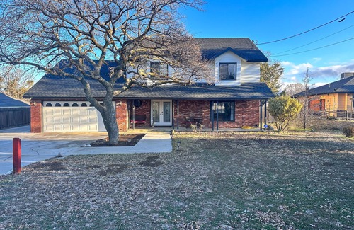 Golden Hills House | Cozy 4-bedroom house in charming Tehachapi with WiFi, AC