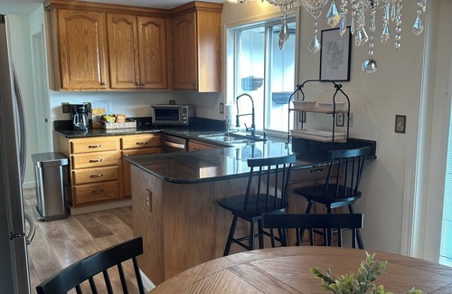 South End House | Cozy 4-bedroom house with WiFi, central air, & EV Charging in Tacoma
