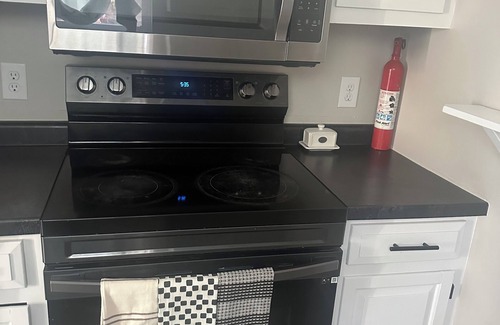 Columbia House | Cozy 4-bedroom townhome with spacious backyard–7 min to campus, 3 min to coffee!