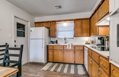 Norman House | Cozy 4 Bedroom two miles from OU, Sleeps 10!