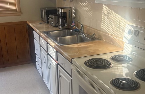 Lincoln House | Cozy 4-BR 2 BA house in marvelous Lincoln neighborhood. WIFI available