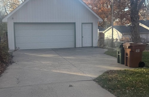 Lincoln House | Cozy 4-BR 2 BA house in marvelous Lincoln neighborhood. WIFI available
