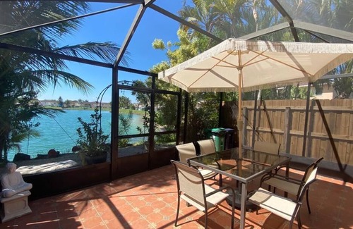 Richmond West House | Cozy 4 BR Town Home + Beautiful Lake View