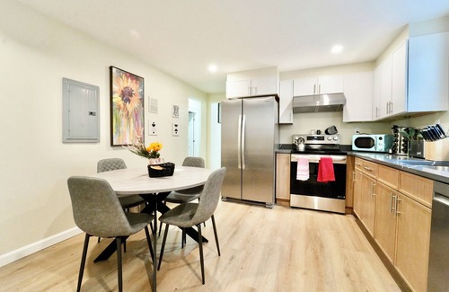 East Somerville House | Cozy 4BD/2BA Near Boston-Encore-T-Station & Diners