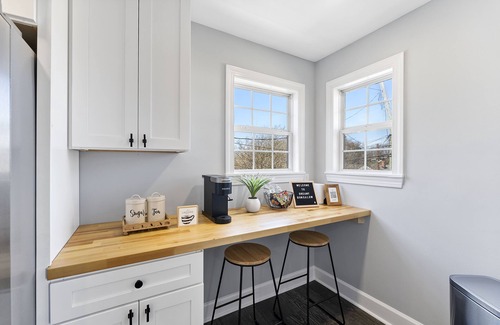 Downtown House | Cozy 4Bd Bungalow w/Private Backyard Lounge and Game Room Mins to Downtown