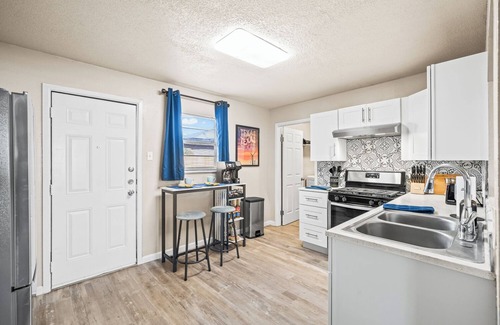 North by Northwest House | Cozy 4BD - Fire Pit & BBQ - 10 Min from Downtown
