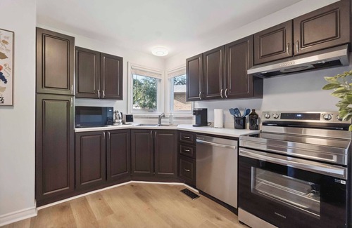 Ottawa Division House | Cozy 4BR, 5-Bed Retreat | Entire Barrhaven Home + Yard