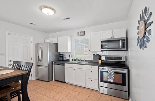Charlotte House | Cozy 4BR Home Near Uptown -King Bed- Jacuzzi
