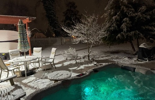 Brick House | Cozy 4BR Lagoon Cottage, King Bed, Hot Tub, Game Room, Gym, Family Fun, kayaks