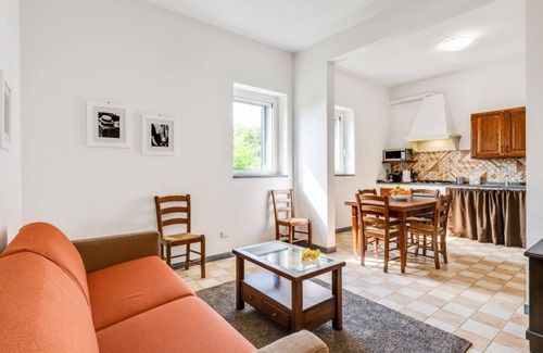 Isolotto Apartment | Cozy 50 sqm apartment, able to accommodate up to 5 people, located on the ground floor (1 low step to access to it) of a farmhouse surrounded by greenery, a short distance from the center of Florence. The property is located a few meters from the Arno Ri