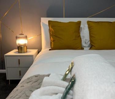 Luton House | Cozy 5B Home - Free Parking - Contractors & Groups