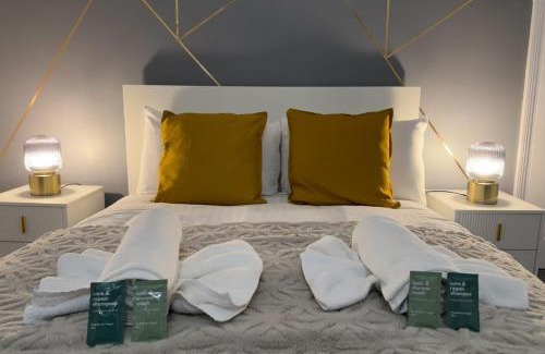 Luton House | Cozy 5B Home - Free Parking - Contractors & Groups