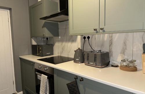 Luton House | Cozy 5B Home - Free Parking - Contractors & Groups