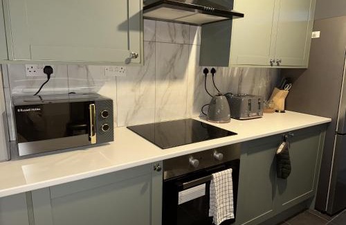 Luton House | Cozy 5B Home - Free Parking - Contractors & Groups