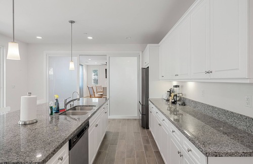 Ontario House | Cozy 5B4.5B｜Communal Pool｜Pets OK｜Garage & Driveway｜Specious Backyard #42465