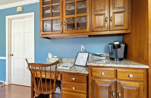McMinn County House | Cozy 5Bedroom with Sunroom 9 Acres Near Wedding Venues