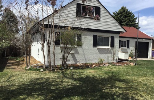 Wellshire House | Cozy 5BR Home Sleeps 10 people with Backyard, Parking & Prime Location