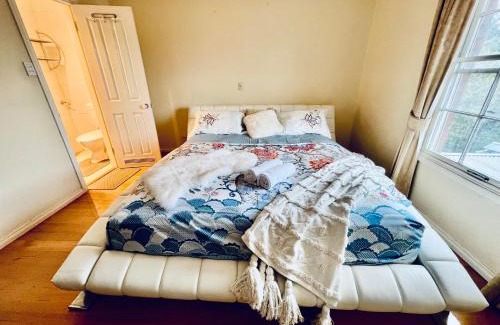 Wantirna South House | Cozy 5BR Home with Pool table and King bed