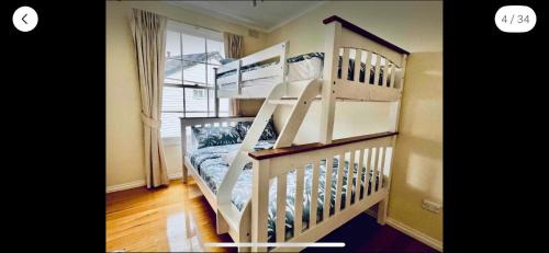 Wantirna South House | Cozy 5BR Home with Pool table and King bed