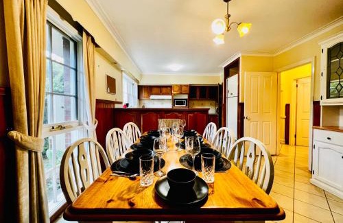 Wantirna South House | Cozy 5BR Home with Pool table and King bed